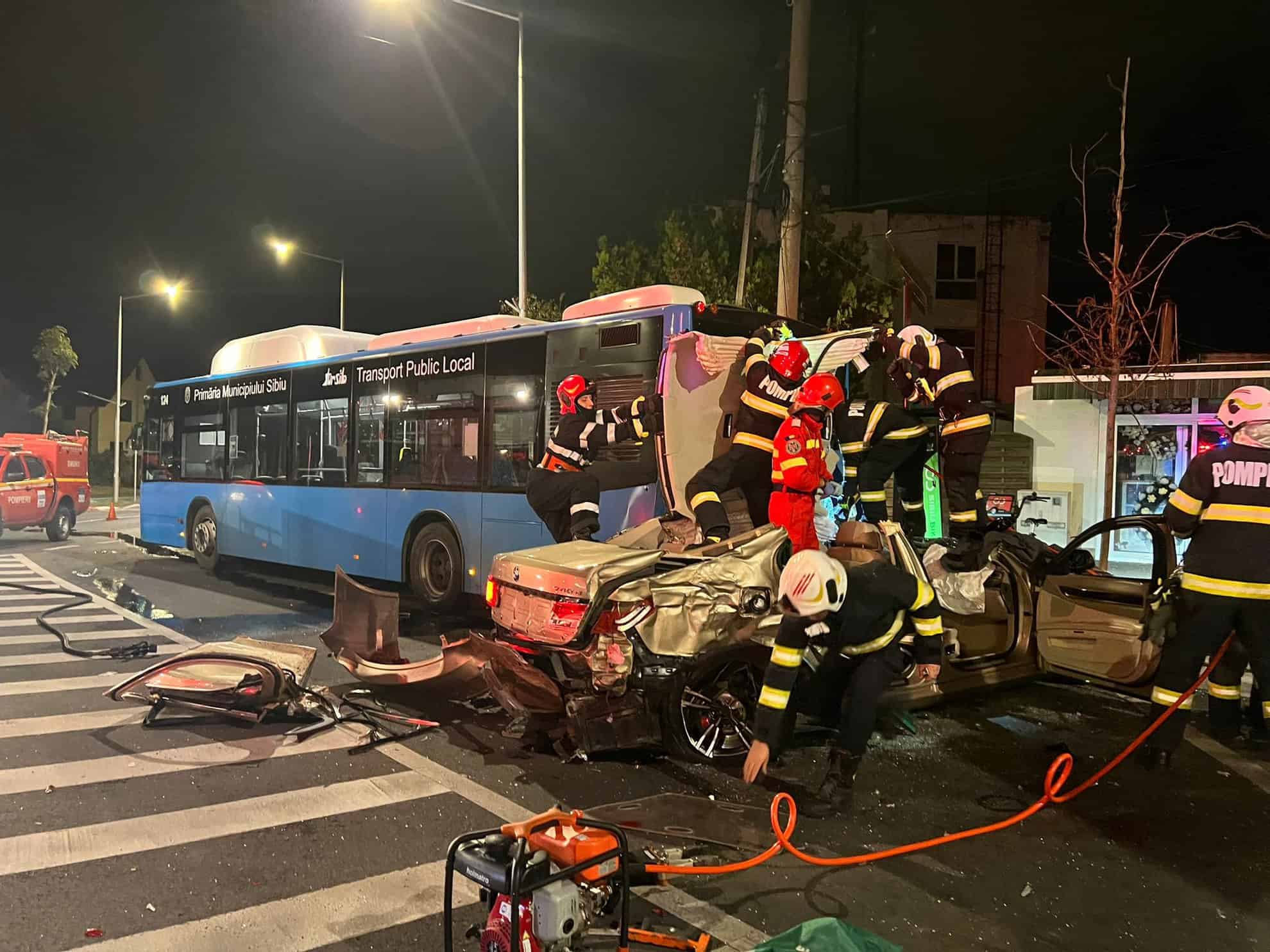 UPDATE VIDEO - Accident grav în giratoriul de la Cimitirul Municipal pe Calea Dumbrăvii: O mașină BMW și două autobuze implicate. Un deces.