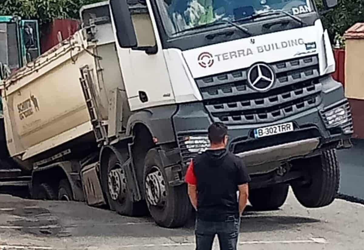 Camion scufundat în asfalt după ce s-a rupt strada cu el la Cisnădie. Huja: „Cine putea ști că se va întâmpla așa ceva?”