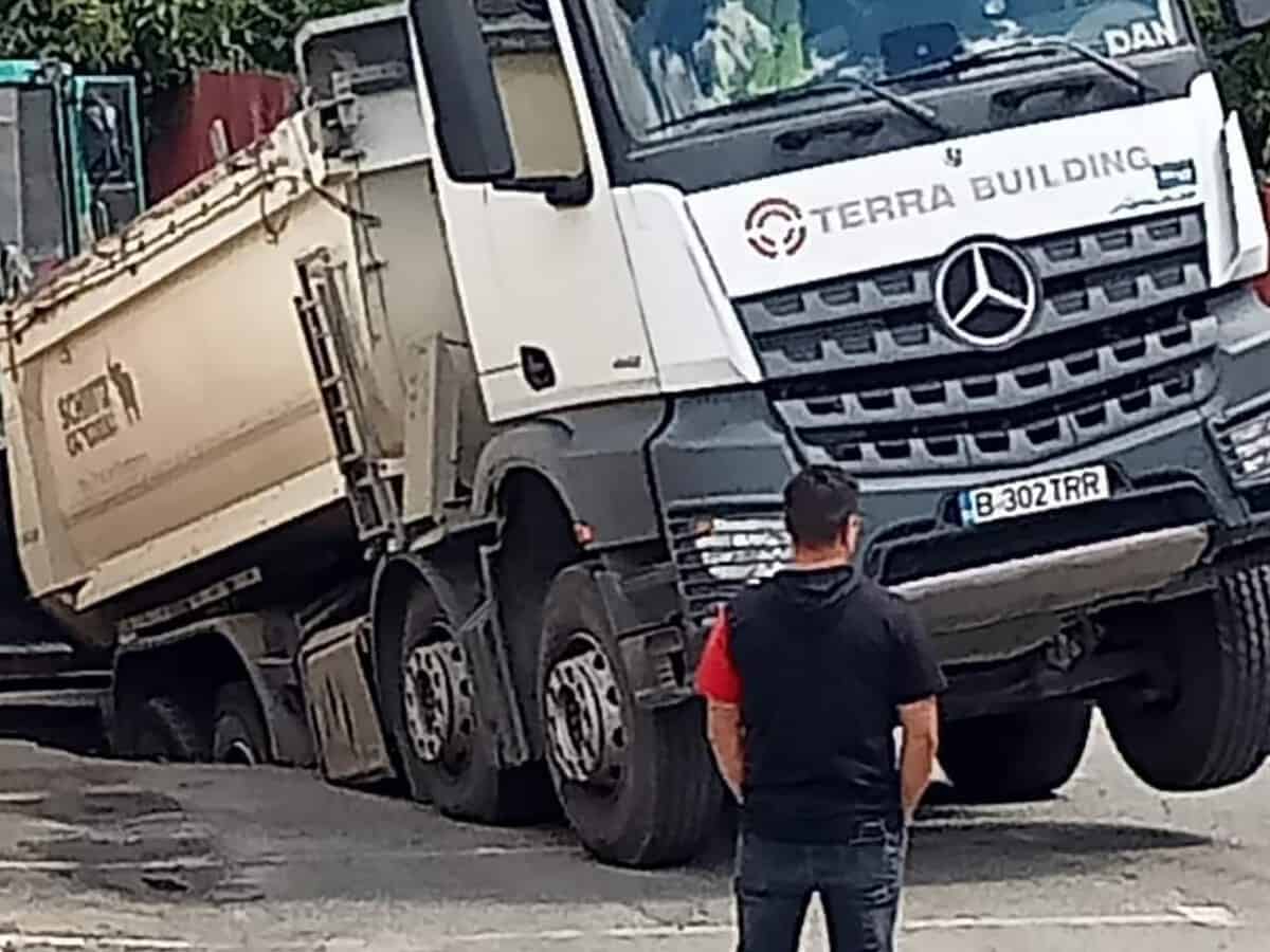 Camion scufundat în asfalt după ce s-a rupt strada cu el la Cisnădie. Huja: „Cine putea ști că se va întâmpla așa ceva?”