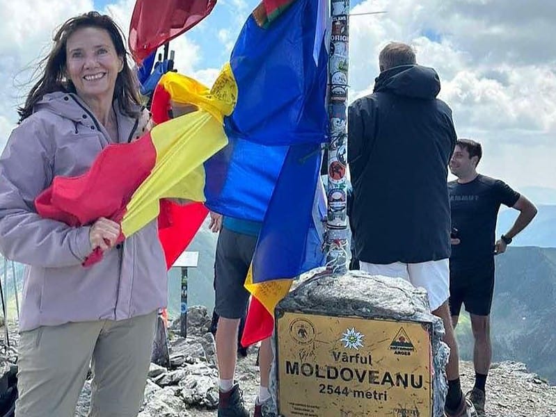 carmen iohannis s-a fotografiat pe vârful moldoveanu