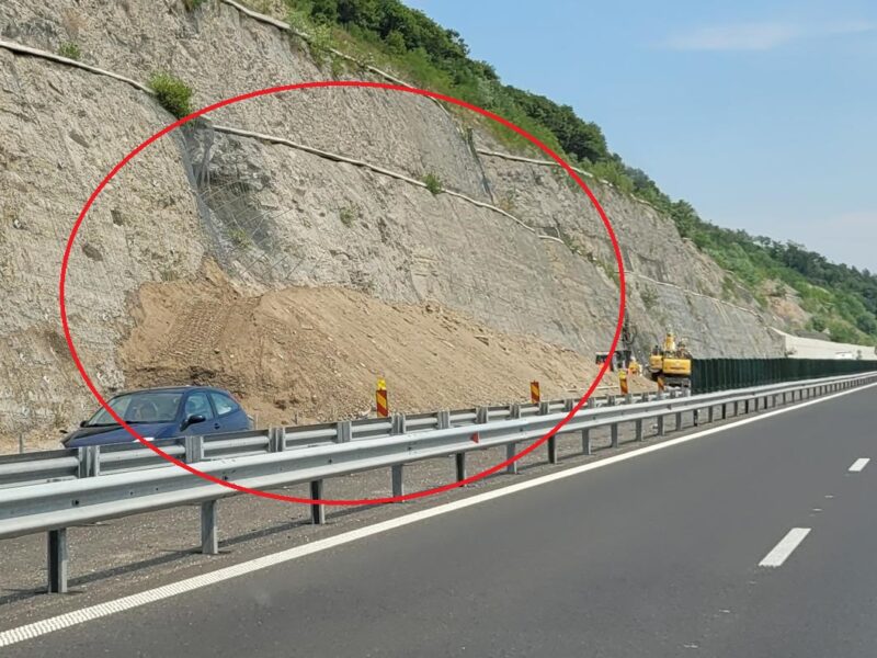 dealul liliecilor de pe autostrada sibiu-deva, a luat-o la vale (foto)