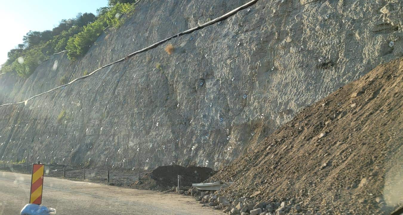 dealul liliecilor de pe autostrada sibiu-deva, a luat-o la vale (foto)