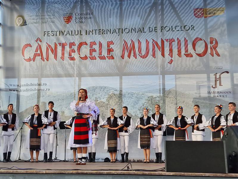 premieră la "cantecele muntilor": sute de copii talentati, din judet, au facut spectacol