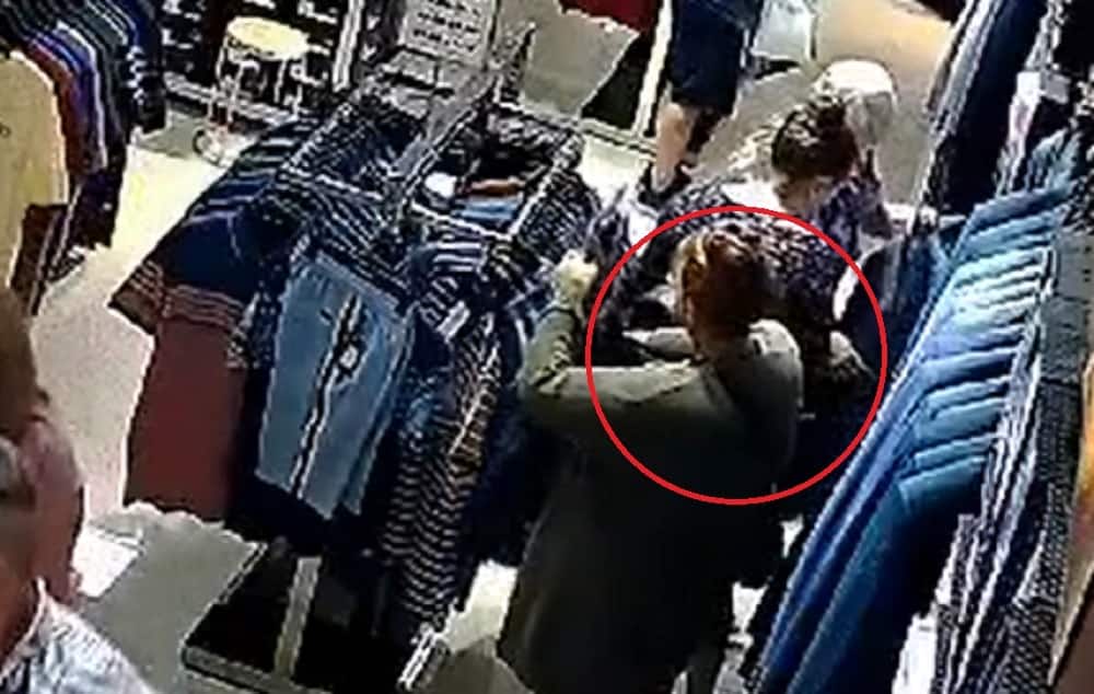 Furt în mall-ul din Șelimbăr. Două persoane au rămas fără portofele