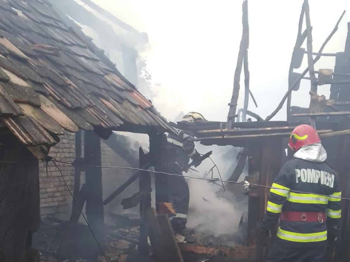 joaca unor copii cu focul a degenerat într-un incendiu de proporții. două șuri și un grajd distruse