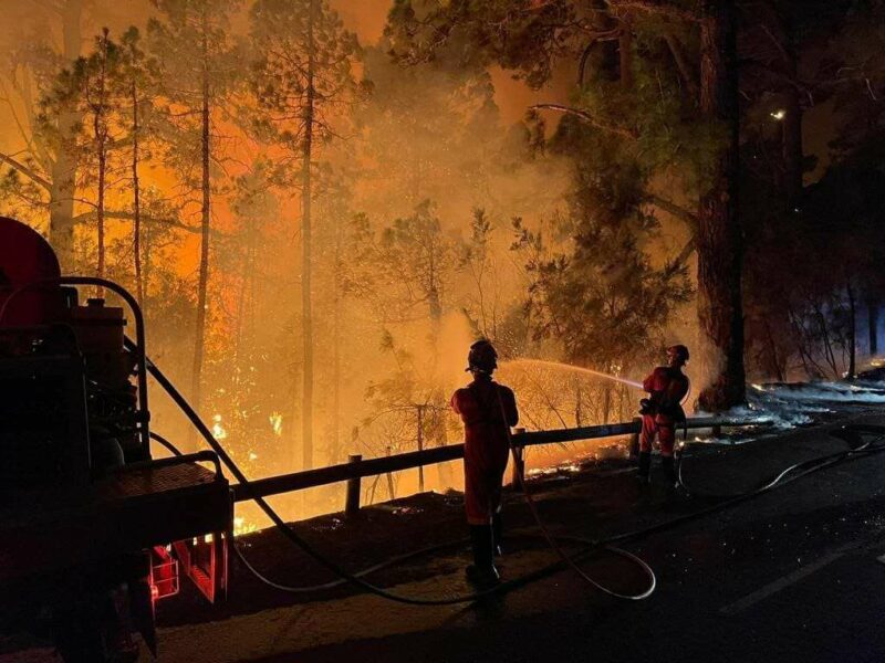 cel mai grav incediu în tenerife din ultimii 40 de ani e scăpat de sub control. localități evacuate din cauza norilor groși de fum și cenușă (video)