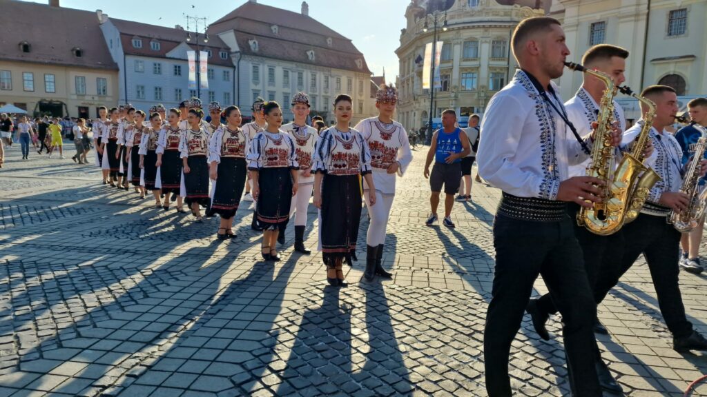 Mii de sibieni au privit în stradă parada portului popular de la Festivalul Cântecele Munților