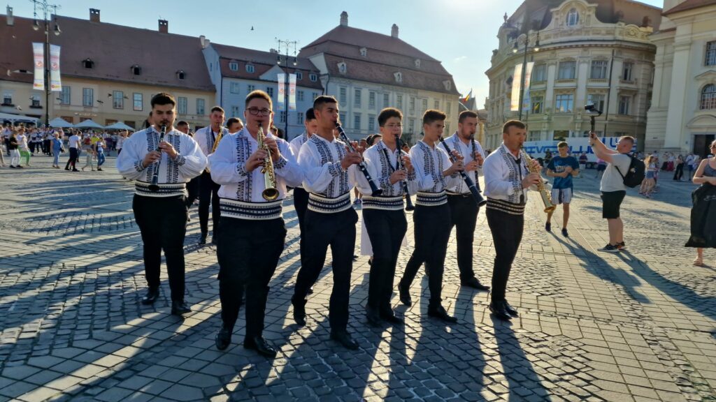 Mii de sibieni au privit în stradă parada portului popular de la Festivalul Cântecele Munților