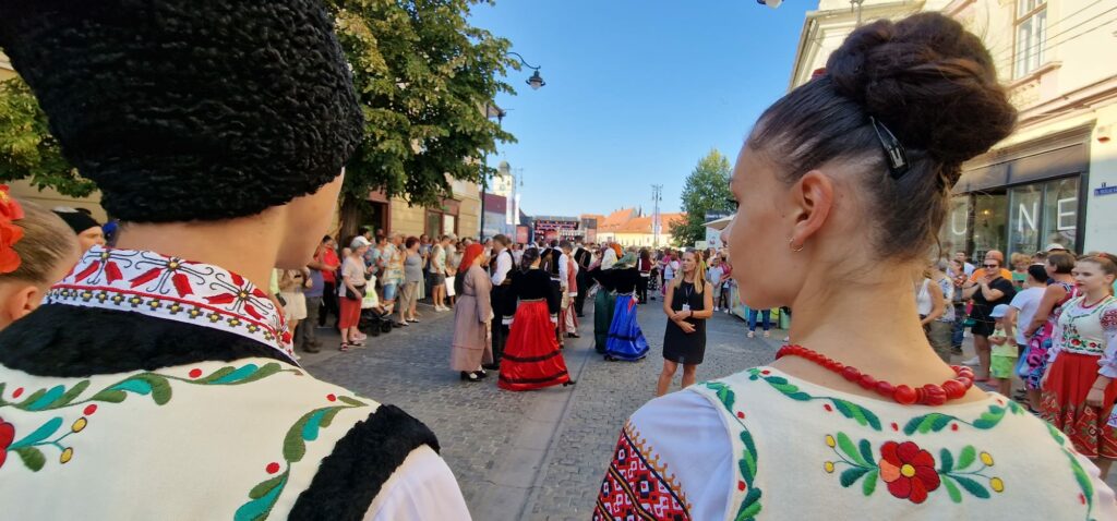 Mii de sibieni au privit în stradă parada portului popular de la Festivalul Cântecele Munților