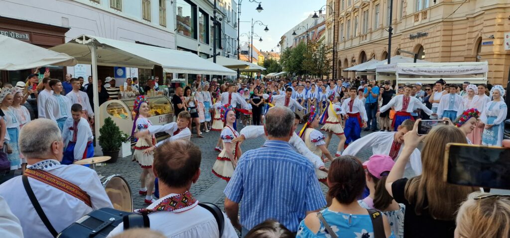 Mii de sibieni au privit în stradă parada portului popular de la Festivalul Cântecele Munților