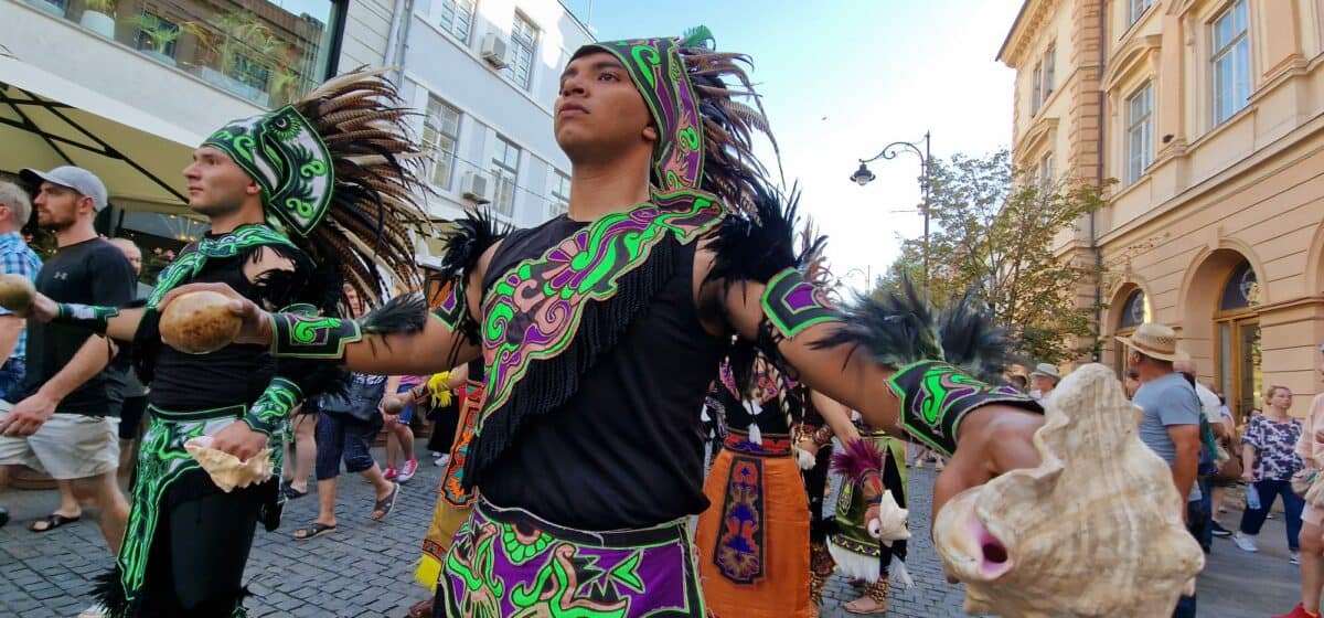 Mii de sibieni au privit în stradă parada portului popular de la Festivalul Cântecele Munților