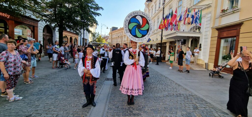 Mii de sibieni au privit în stradă parada portului popular de la Festivalul Cântecele Munților