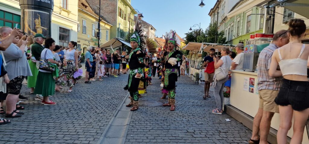 Mii de sibieni au privit în stradă parada portului popular de la Festivalul Cântecele Munților