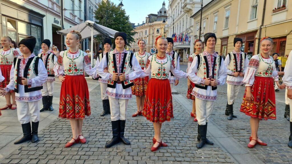 Mii de sibieni au privit în stradă parada portului popular de la Festivalul Cântecele Munților