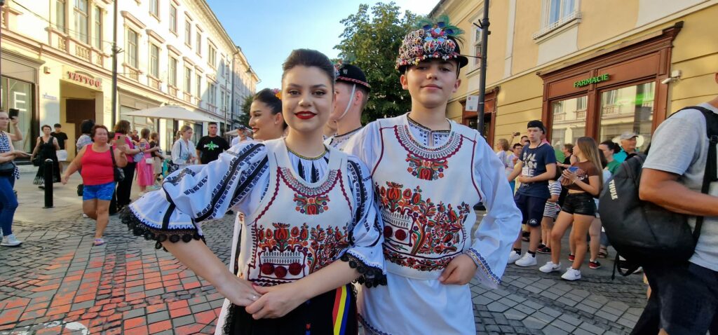 Mii de sibieni au privit în stradă parada portului popular de la Festivalul Cântecele Munților