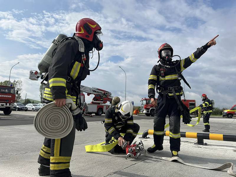 exercițiu la firma neveon din sibiu. pompierii au simulat un incendiu (foto)