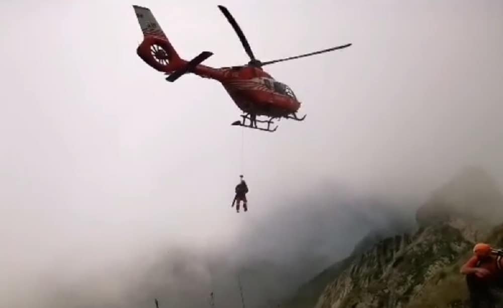 turistul de „la trei pași pe moarte”, din munții făgăraș, salvat cu elicopterul smurd (foto, video)