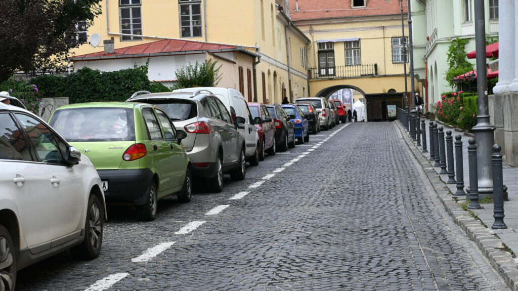 piața schiller și arhivelor, zone pietonale doar în teorie. zeci de mașini încalcă zilnic regulile (foto, video)