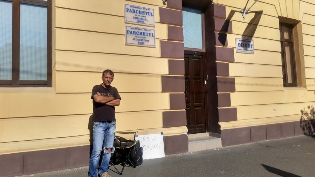 sibian în greva foamei în fața parchetului din sibiu. ”sunt disperat. e un abuz. eu mor de foame!” (foto, video)