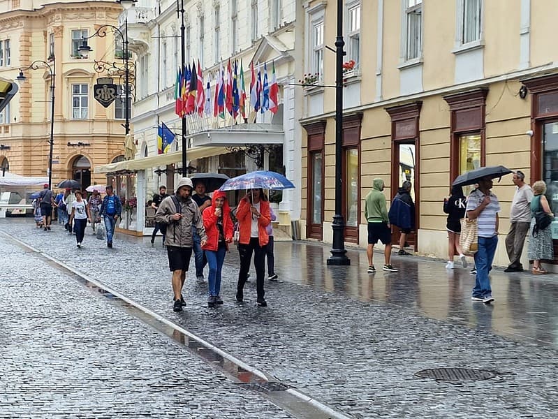 se schimbă vremea. de la zile călduroase trecem direct la ploi