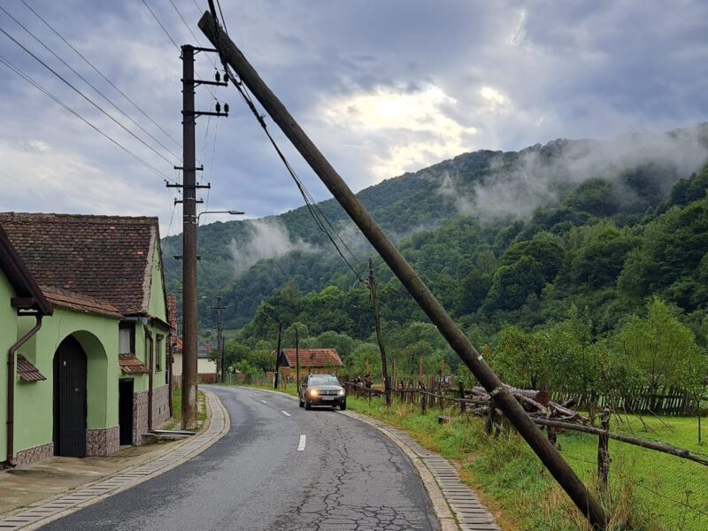 sesizare. stâlp atârnat de sârme pe șosea la râu sadului. locuitor: „am pus o pungă ca să îl semnalizez”