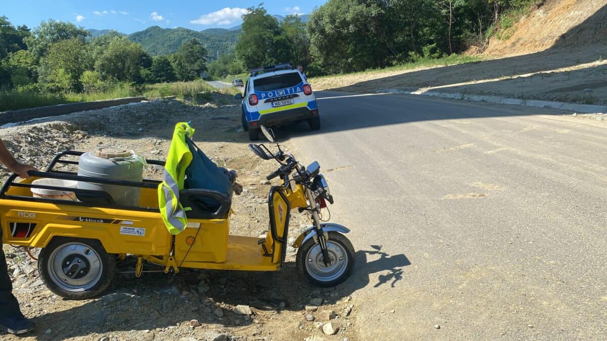 Femeie rănită după ce doi sibieni s-au răsturnat cu un triciclu lângă Tălmăcel