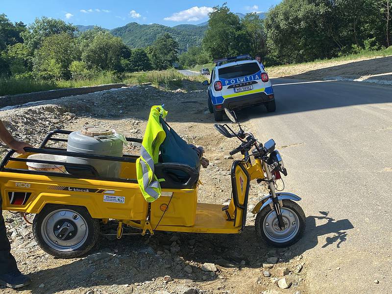 Femeie rănită după ce doi sibieni s-au răsturnat cu un triciclu lângă Tălmăcel