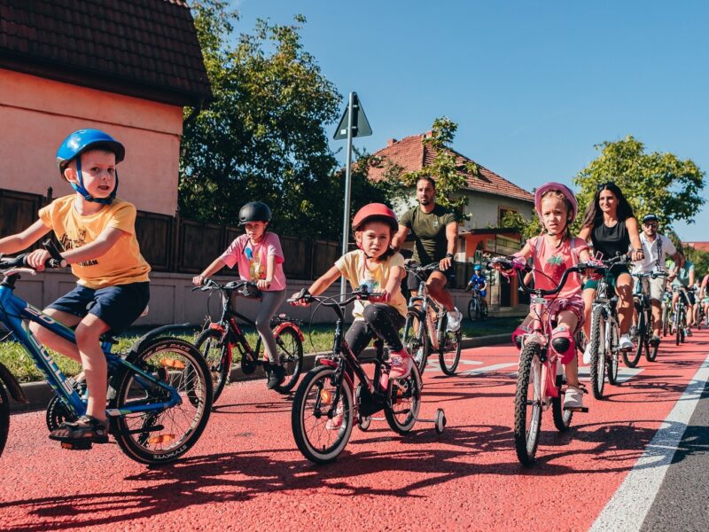 la școală, pe bicicletă, trebuie să devină realitate