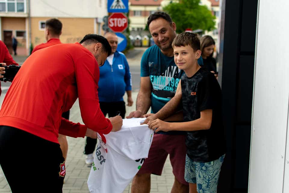 meciul anului la sibiu. doi jucători de la fc hermannstadt vând bilete la stadion pentru partida cu fcsb