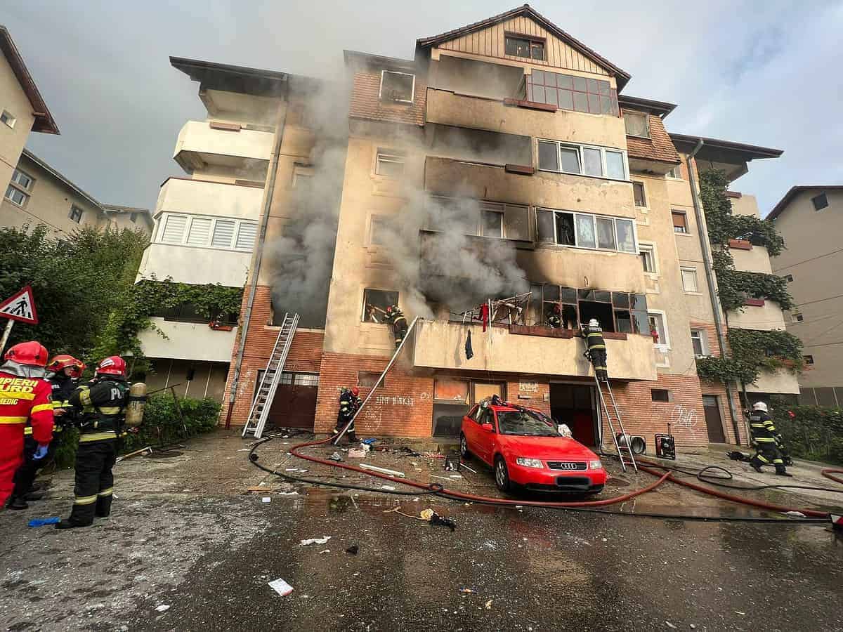 Explozie puternică într-un apartament din Valea Aurie. Două persoane au murit! Zeci de locatari evacuați! (video foto)