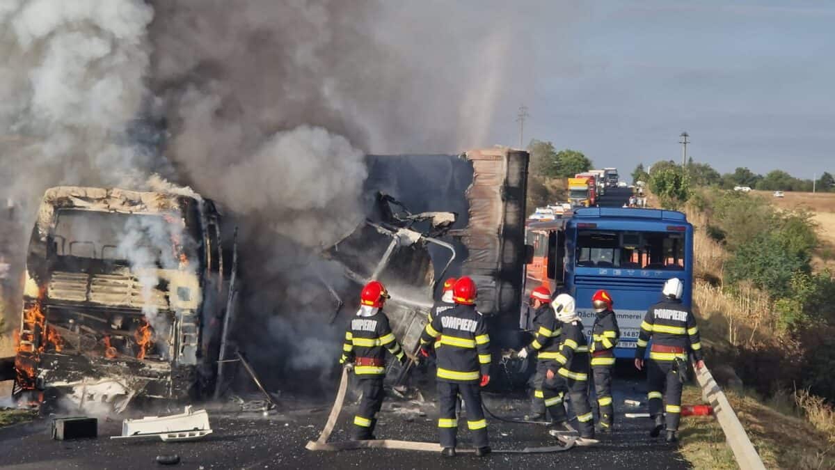 Accident grav în Teleorman. Două autocare au luat foc. Cel puțin patru răniți (video, foto)