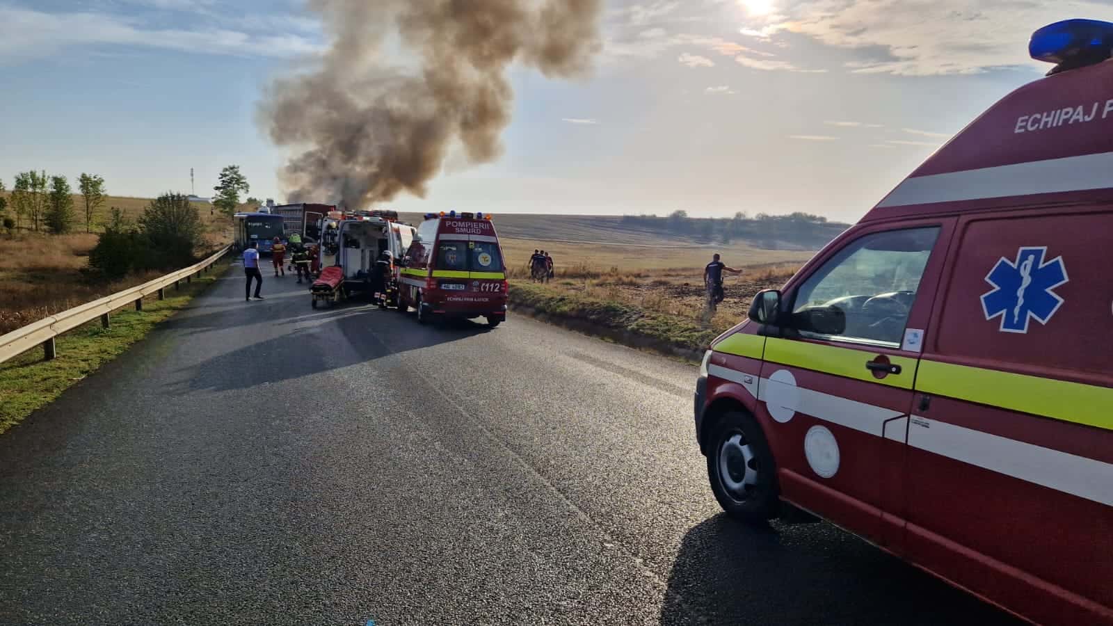 Accident grav în Teleorman. Două autocare au luat foc. Cel puțin patru răniți (video, foto)