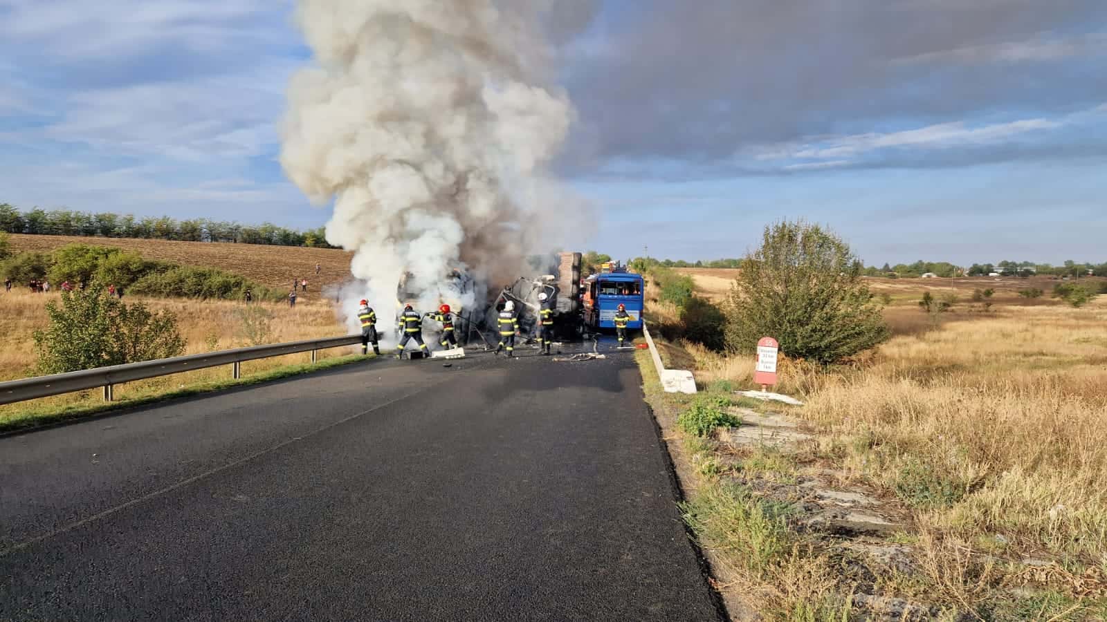 Accident grav în Teleorman. Două autocare au luat foc. Cel puțin patru răniți (video, foto)