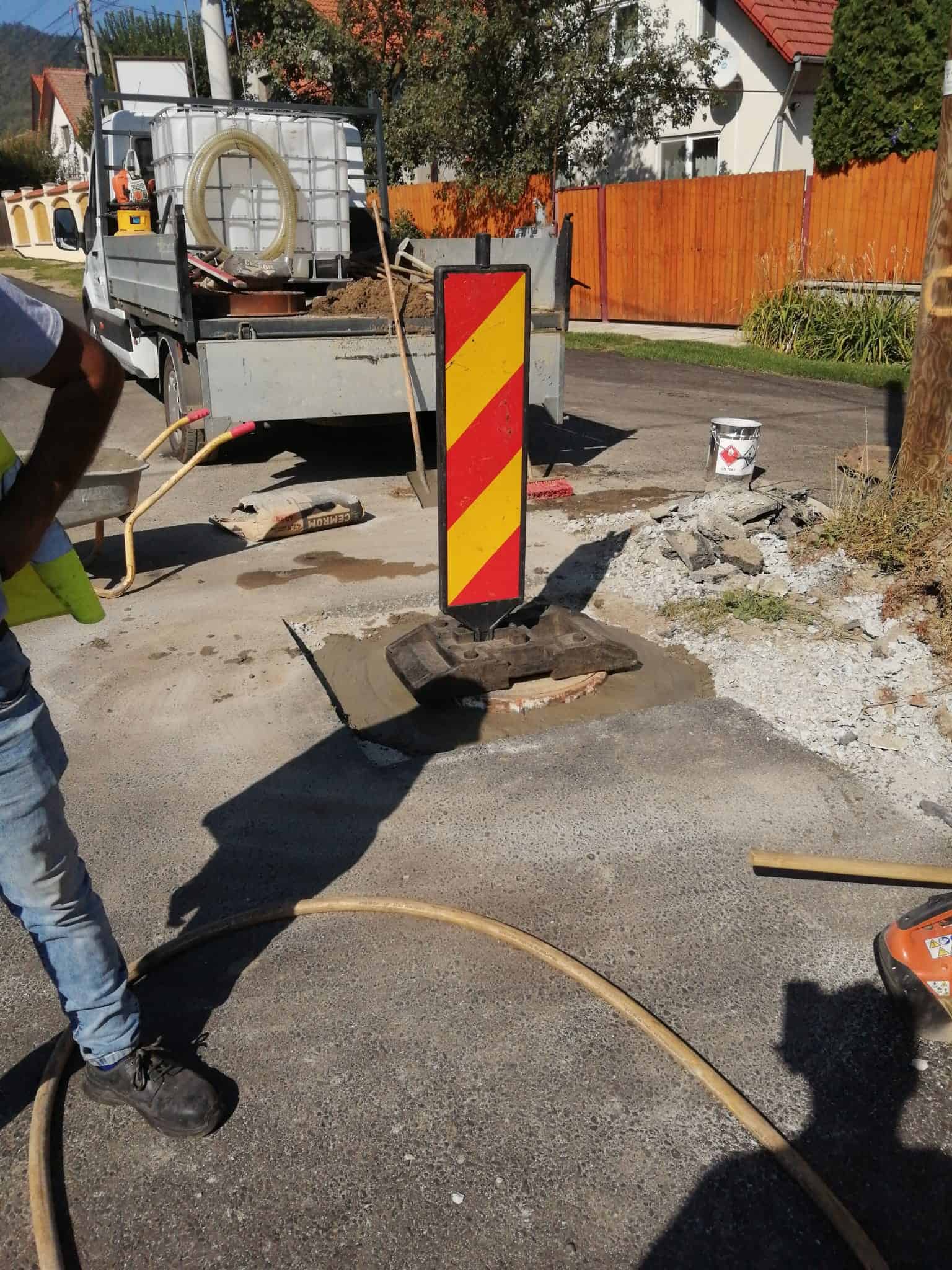 lucrări pe mai multe drumuri din județ. se montează indicatoare rutiere între sibiu și agnita