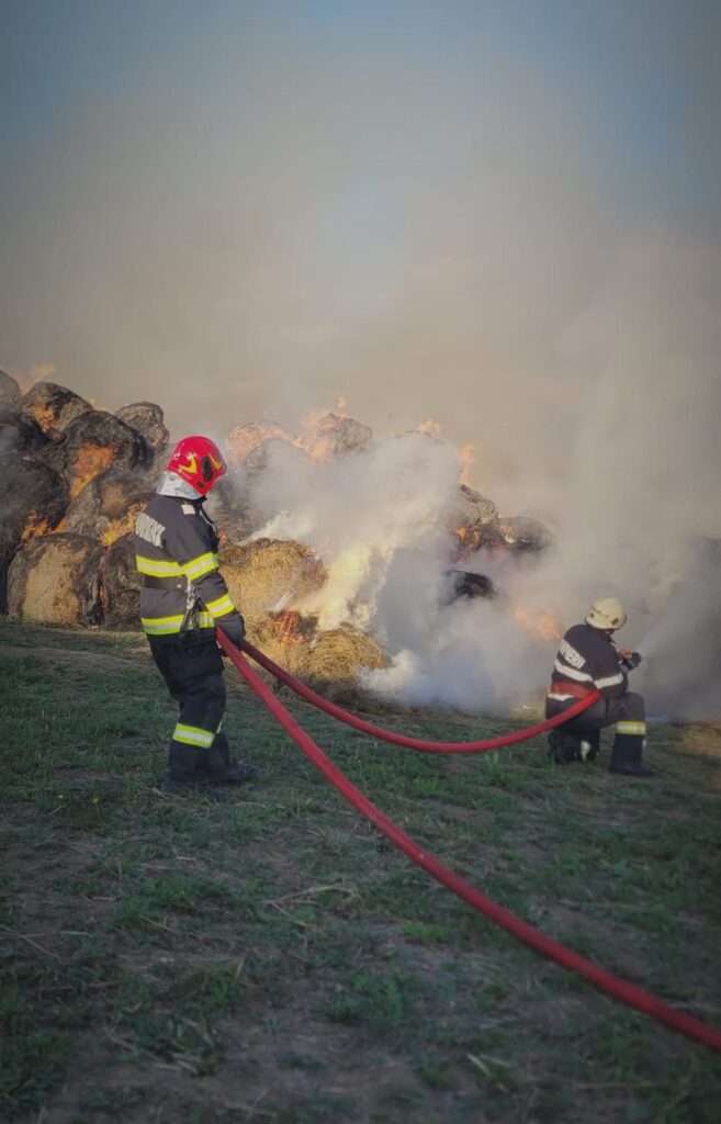 incendiu pe un câmp din vard. sute de baloți incendiați s-au făcut scrum (foto)