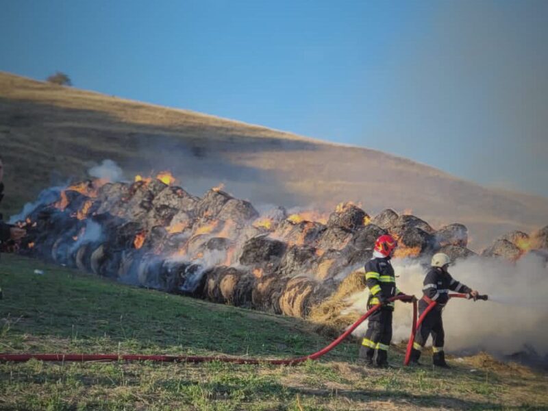 incendiu pe un câmp din vard. sute de baloți incendiați s-au făcut scrum (foto)