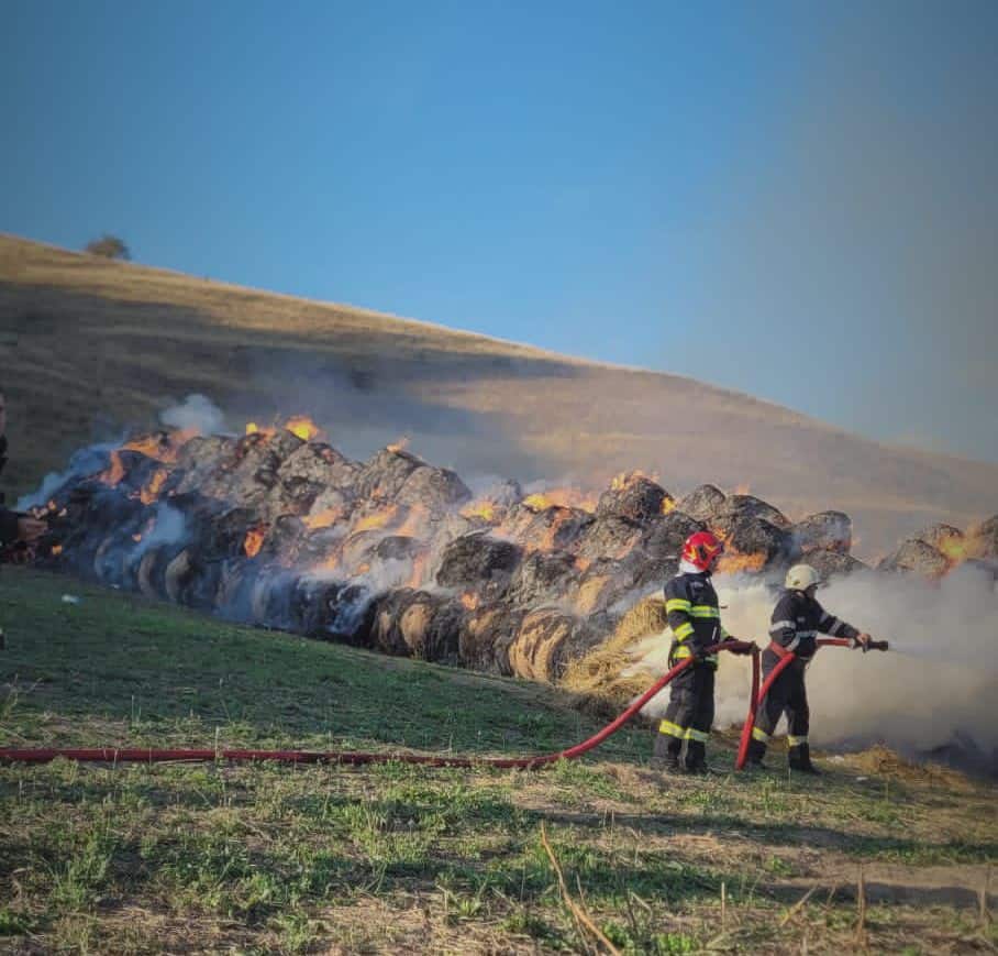 incendiu pe un câmp din vard. sute de baloți incendiați s-au făcut scrum (foto)