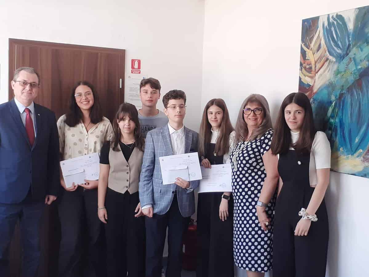 Premii pentru elevii sibieni cu media 10 la Evaluarea Națională. Au primit câte 2.000 de lei fiecare (foto)