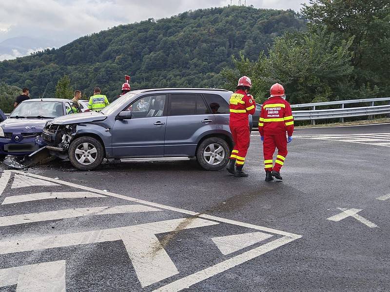 accident cu trei mașini pe dn7 la tălmaciu. trei persoane sunt rănite (foto)