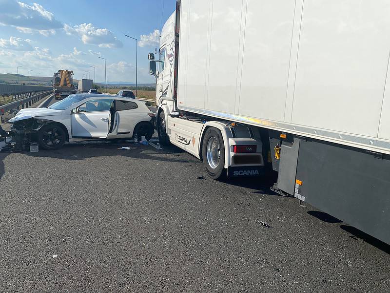 accident grav pe autostradă la sibiu. o șoferiță a lovit un tir, apoi a intrat în parapet (foto)