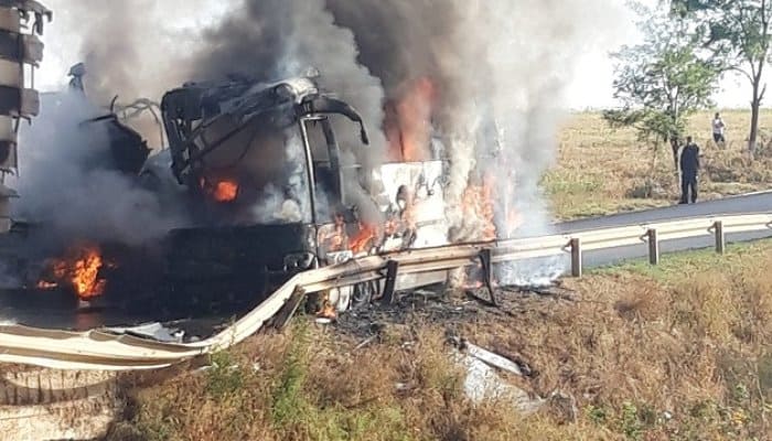 Accident grav în Teleorman. Două autocare au luat foc. Cel puțin patru răniți (video, foto)