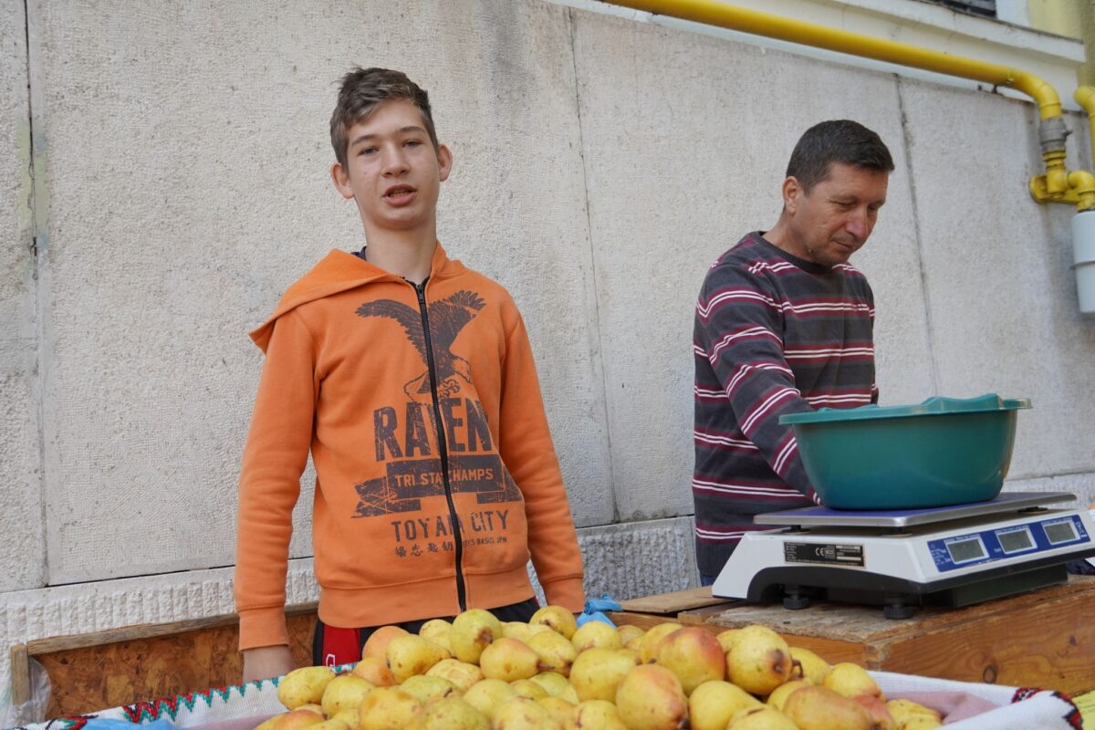 Adolescentul care ”bate” peste 100 de kilometri cu tatăl său ca să vândă fructe din livada familiei la Sibiu (FOTO)