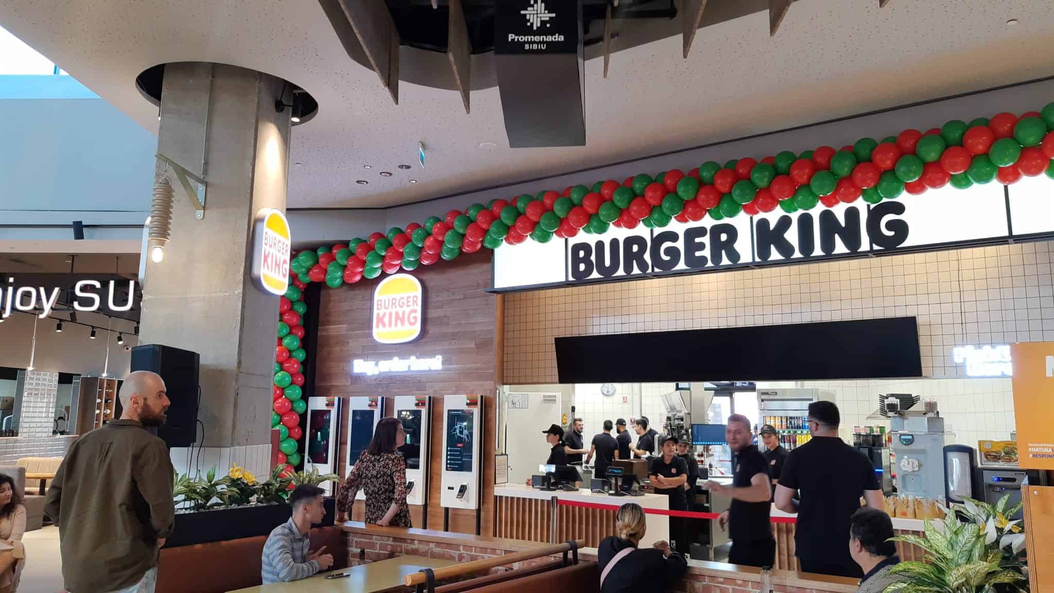 S-a deschis Burger King la Sibiu. Un elev, primul la coadă: „Am chiulit de la biologie ca să mănânc” (foto)