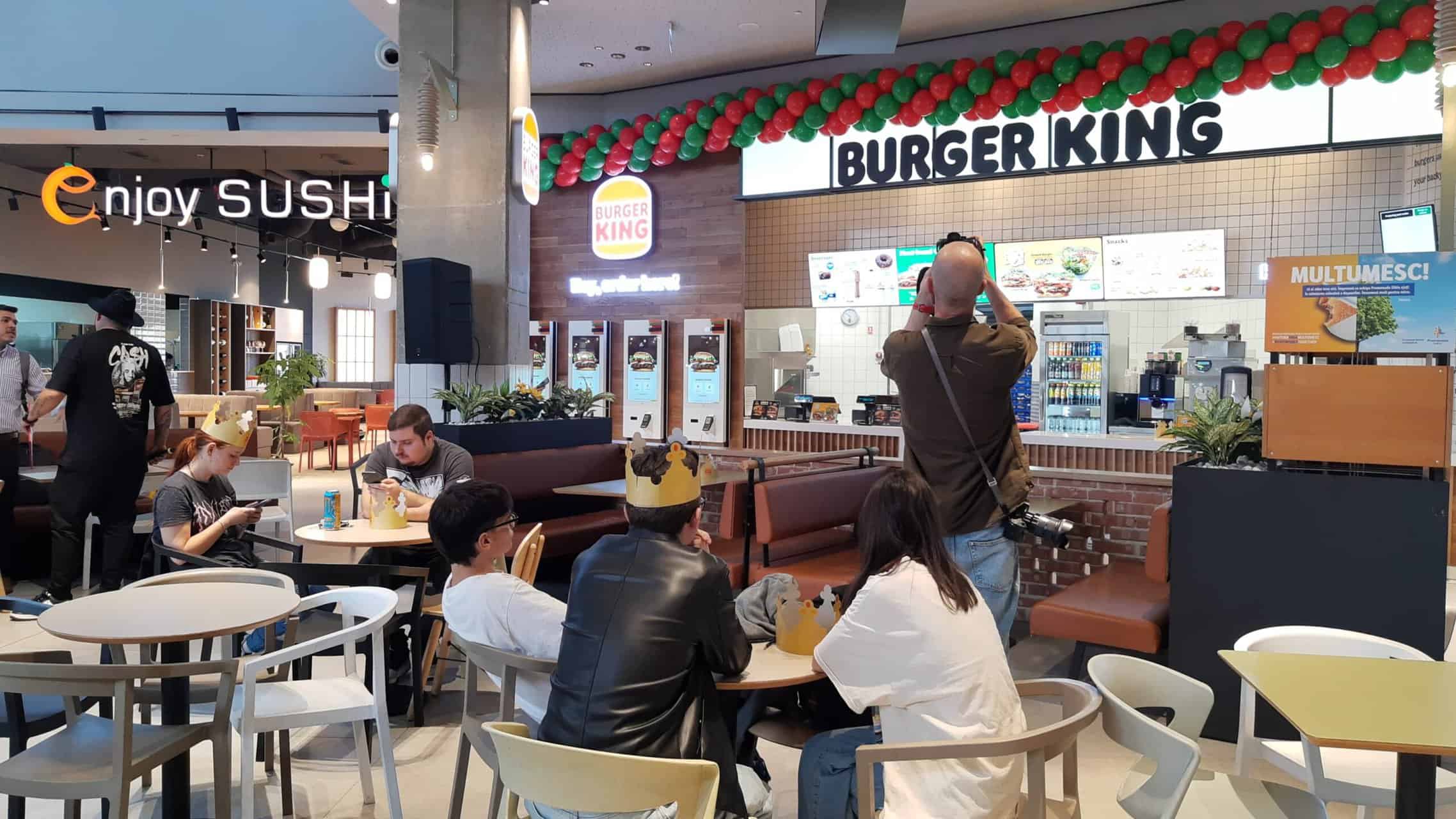 S-a deschis Burger King la Sibiu. Un elev, primul la coadă: „Am chiulit de la biologie ca să mănânc” (foto)