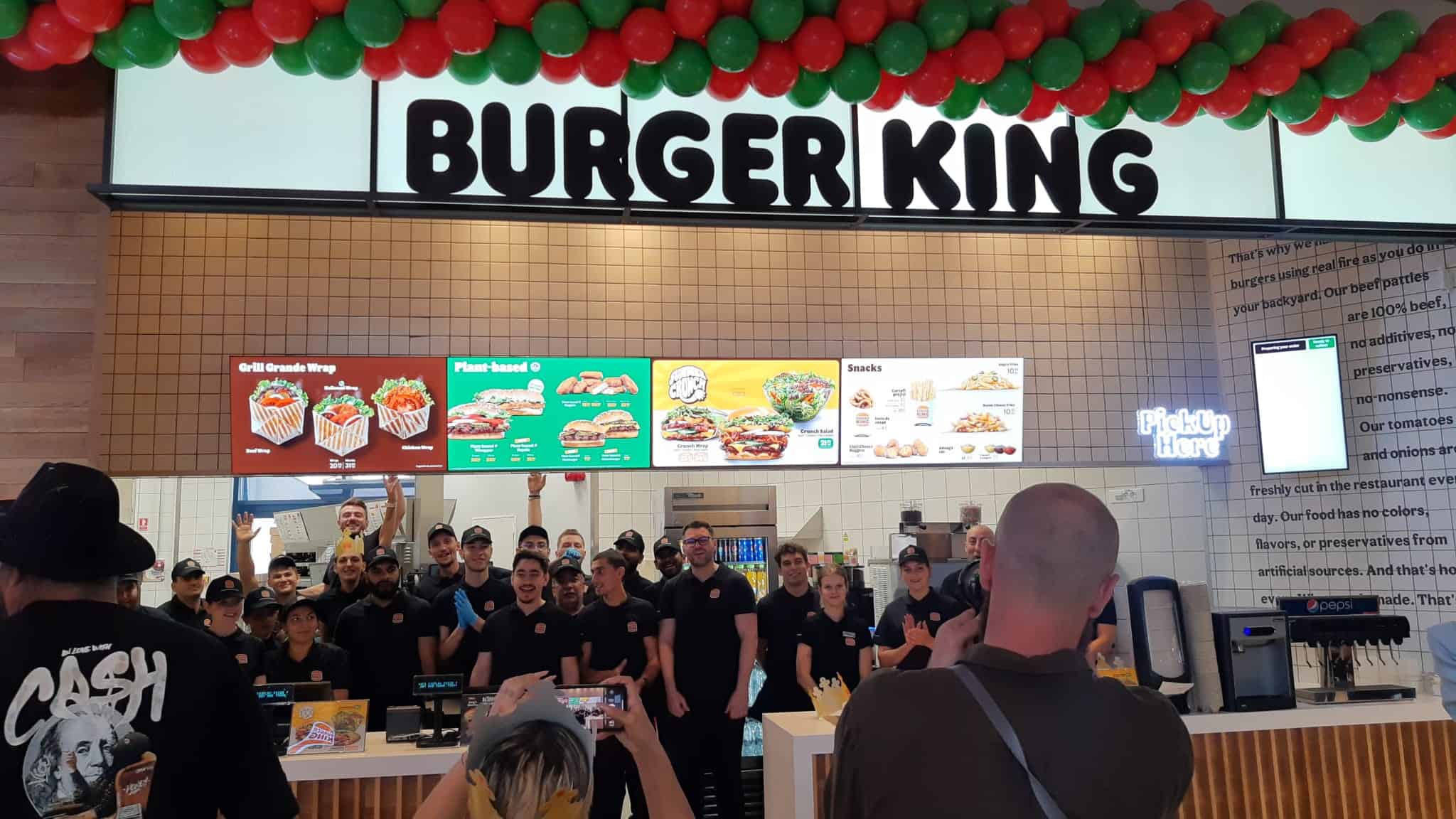 S-a deschis Burger King la Sibiu. Un elev, primul la coadă: „Am chiulit de la biologie ca să mănânc” (foto)