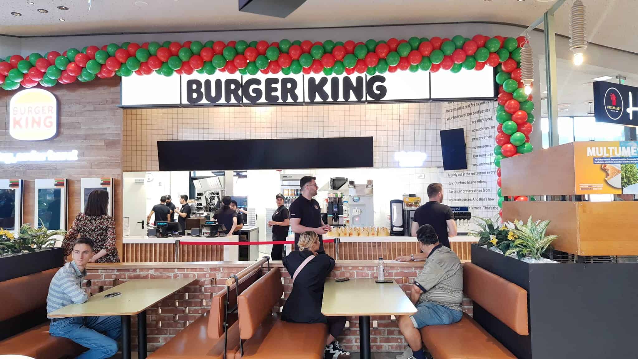 S-a deschis Burger King la Sibiu. Un elev, primul la coadă: „Am chiulit de la biologie ca să mănânc” (foto)