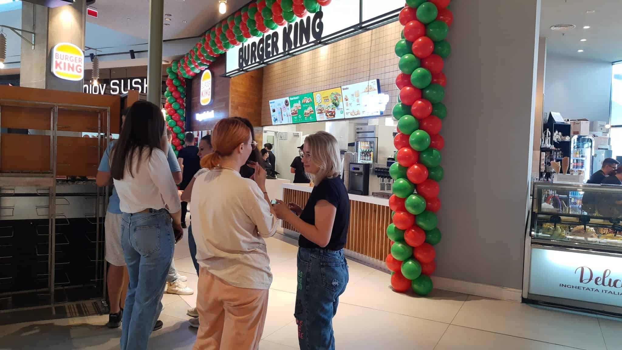 S-a deschis Burger King la Sibiu. Un elev, primul la coadă: „Am chiulit de la biologie ca să mănânc” (foto)