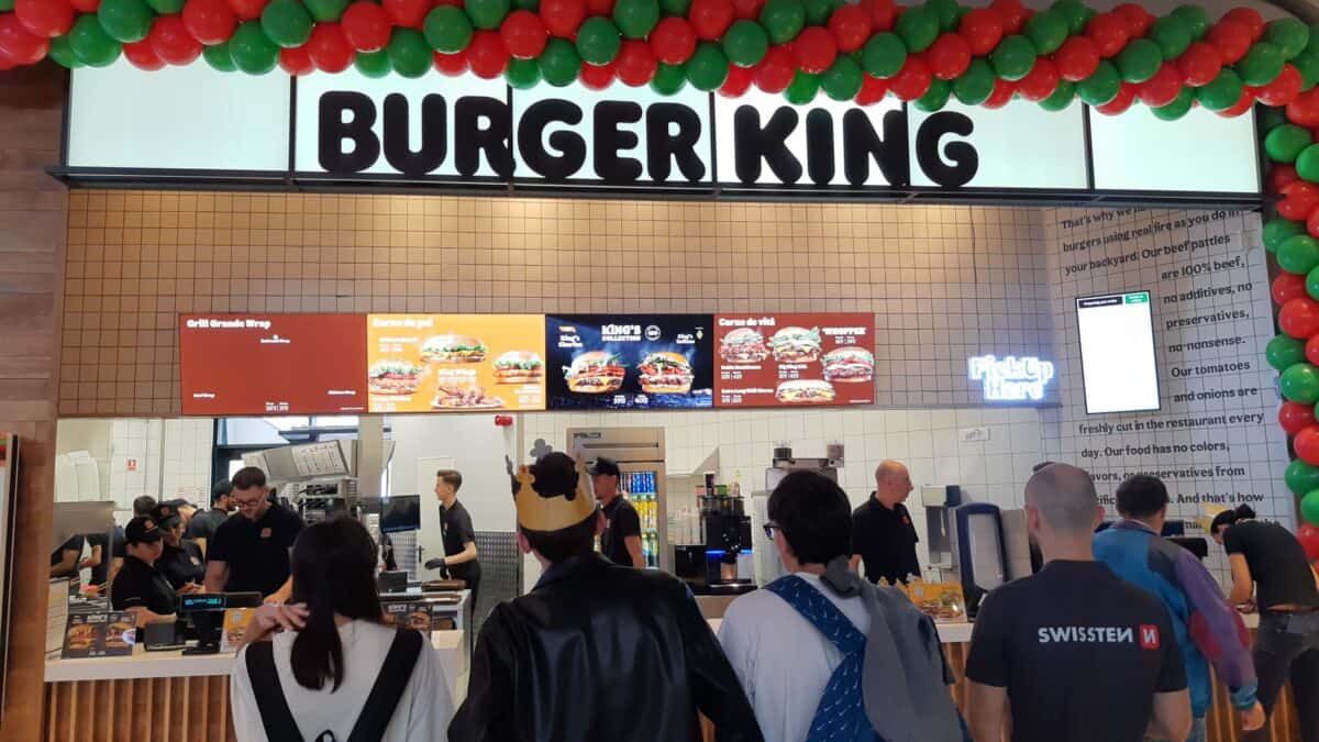 S-a deschis Burger King la Sibiu. Un elev, primul la coadă: „Am chiulit de la biologie ca să mănânc” (foto)