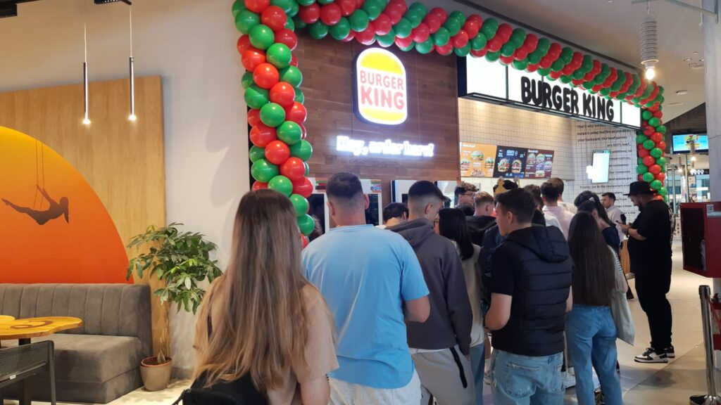 S-a deschis Burger King la Sibiu. Un elev, primul la coadă: „Am chiulit de la biologie ca să mănânc” (foto)