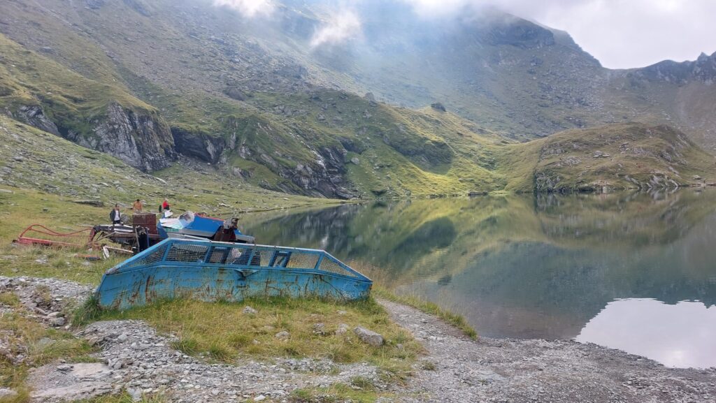 Epava unui ratrac abandonat strică peisajul de mai bine 20 de ani la Bâlea Lac. Turiștii reclamă că ”poluează locul” (foto)